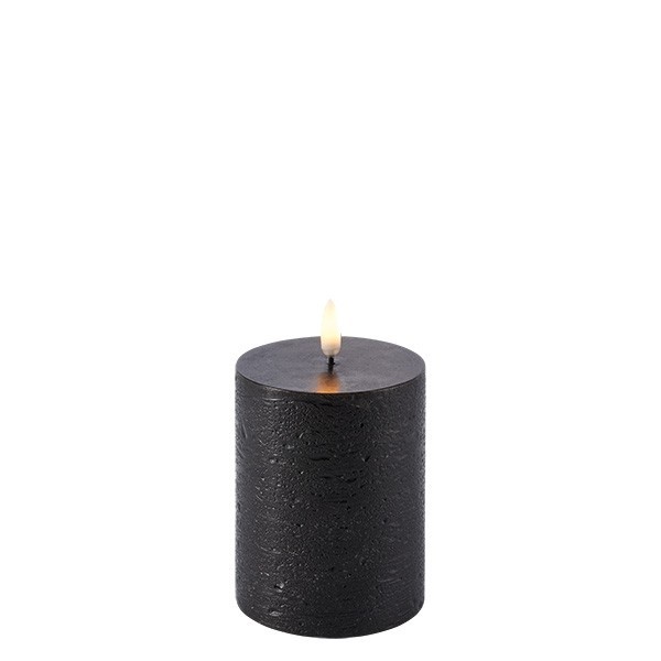 PIFFAY COPPENHAGEN - UYUNI Lighting - LED Pillar Candle - Forest Black - Ø7,8 x 10 cm