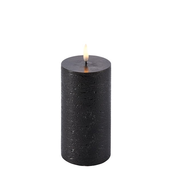 PIFFANY COPPENHAGEN - UYUNI Lighting - LED Pillar Candle - Forest Black - Ø7,8 x 15 cm